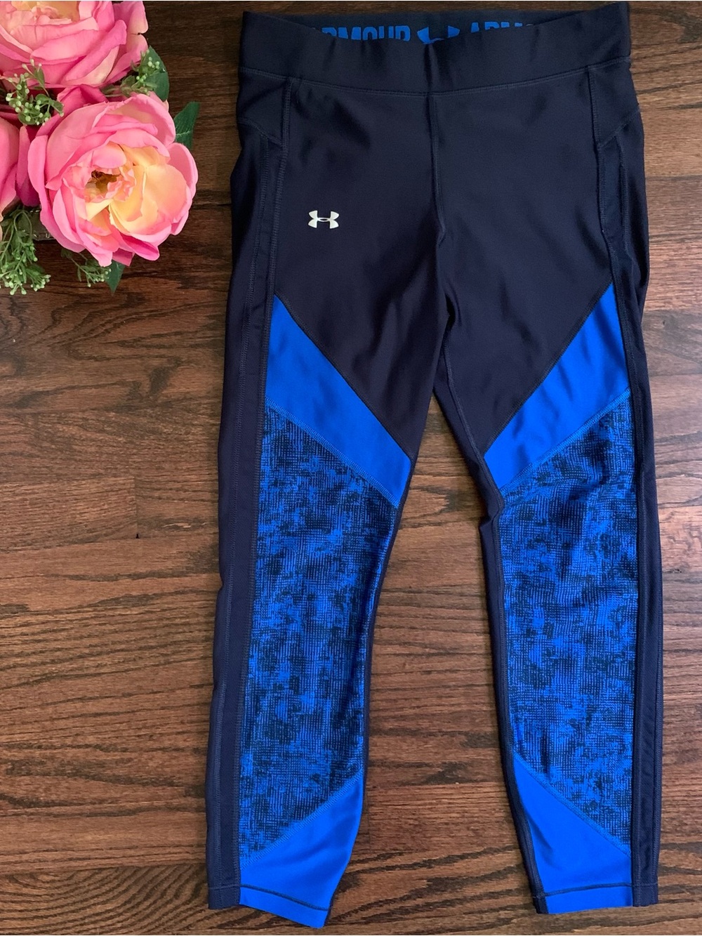 Navy & royal blue Under Armour cropped leggings in size M